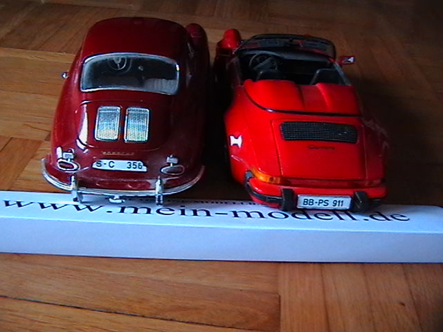 Modelle der Fahrzeuge Porsche 356 B und Porsche Carrera von hinten.